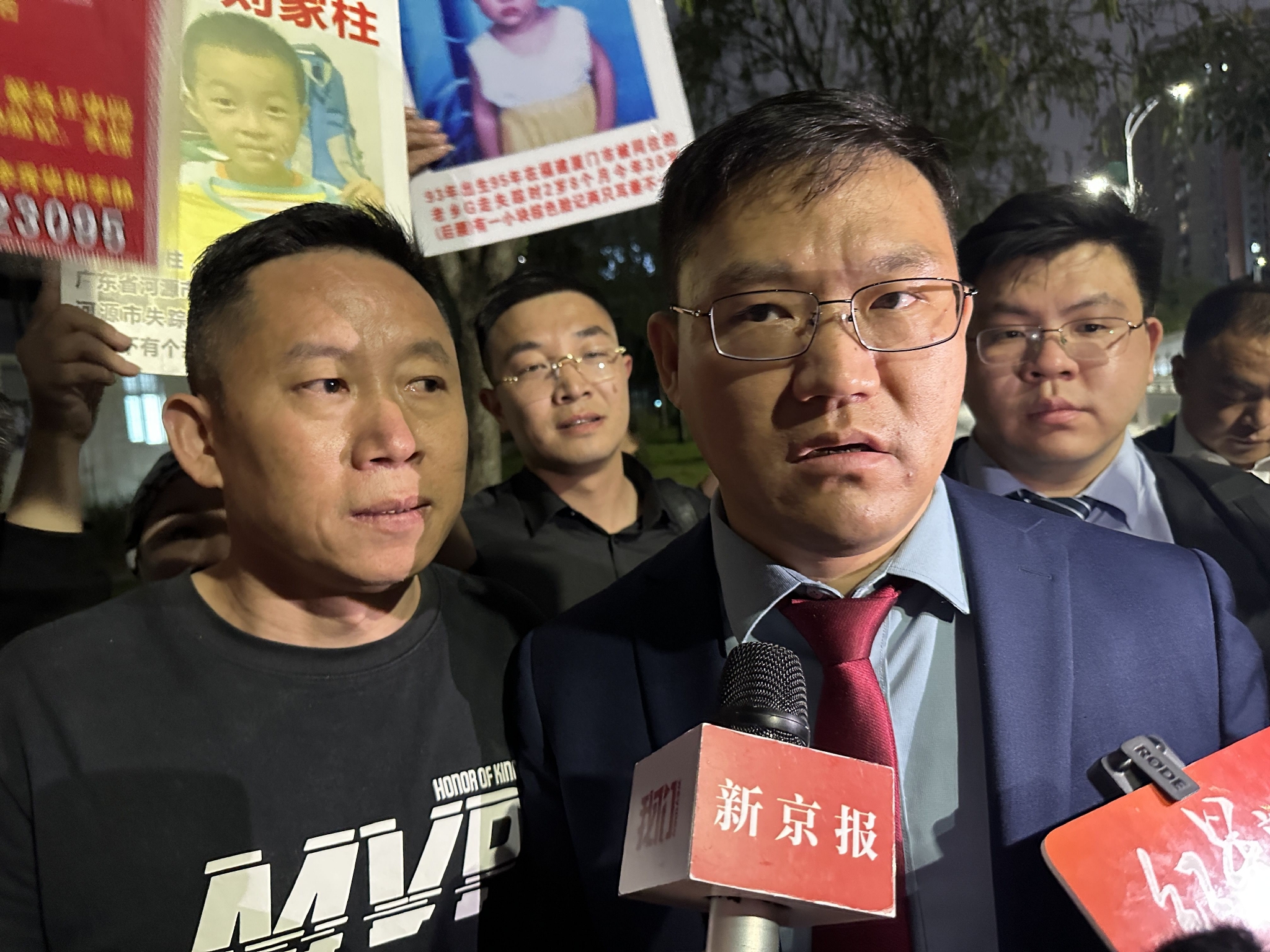 庭审结束后,孙海洋(左)及其代理律师姚克枫(右)在深圳市南山区人民