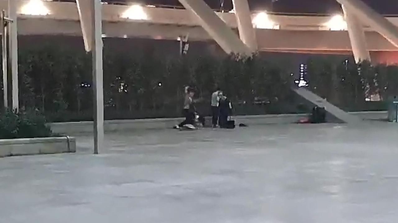 男子在广州南站殴打女子?警方:感情纠纷,互有推搡动作|殴打_新浪新闻