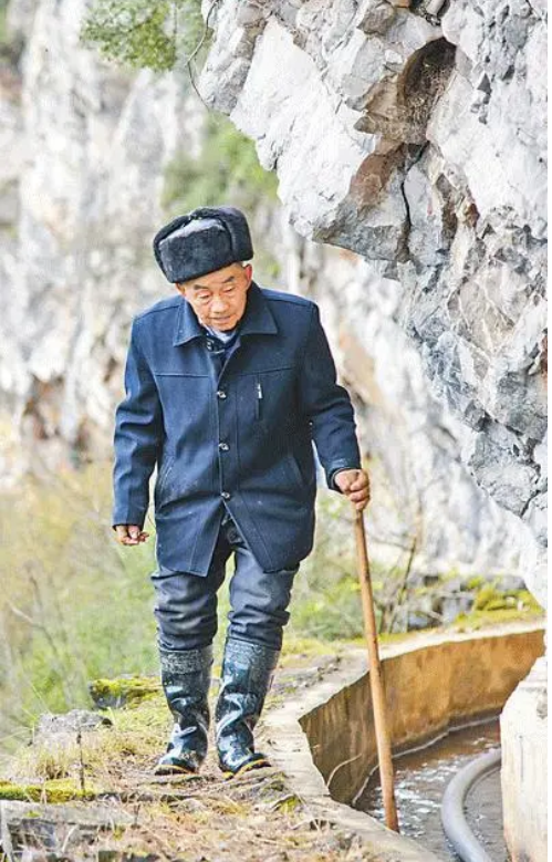 清风故事会 | 黄大发:对自己"抠门"的"当代愚公"|誓言_新浪财经_新浪