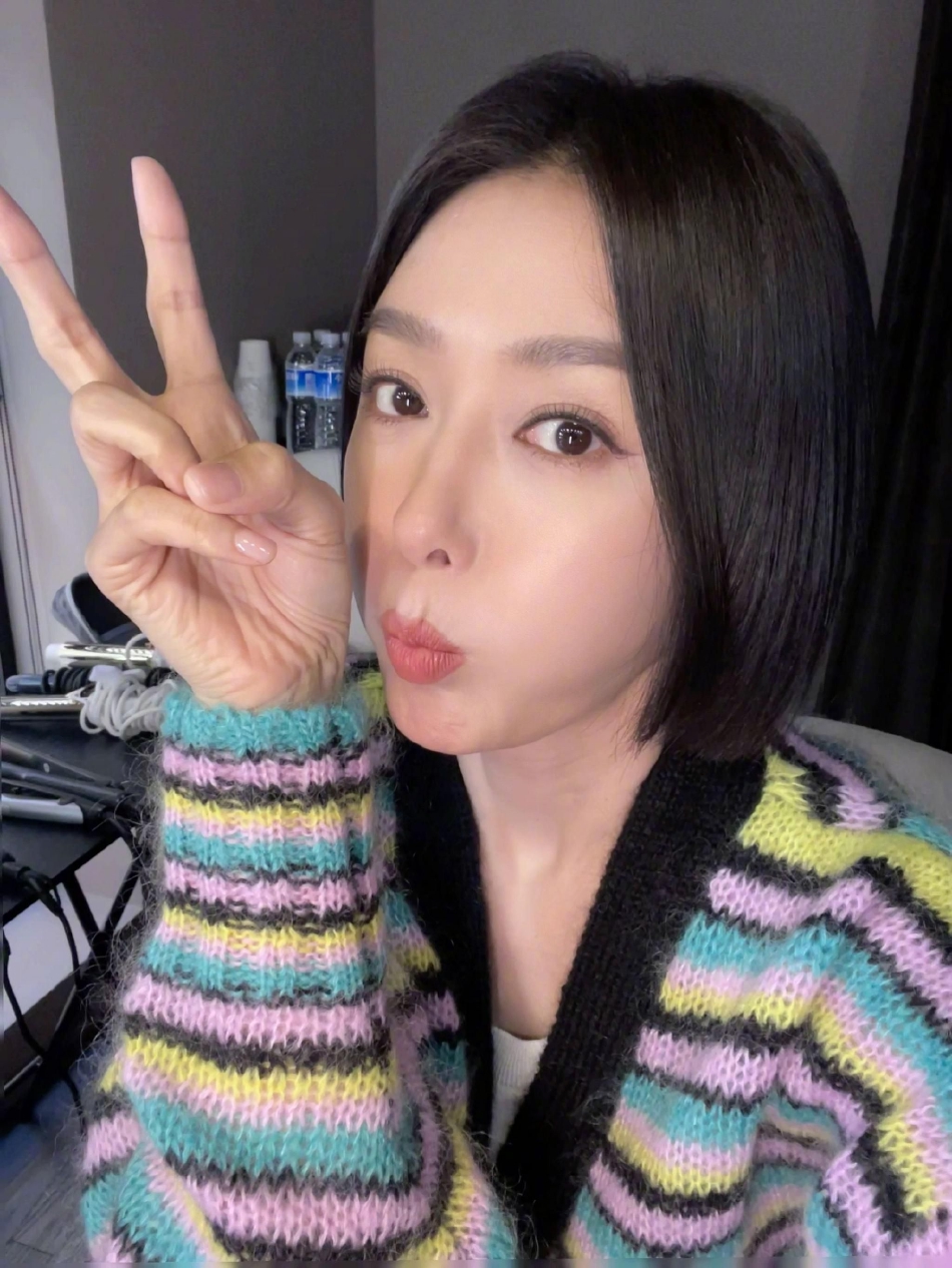 秦岚分享九宫格自拍 皮肤状态超好满满少女心|秦岚|九宫格|超好_新浪