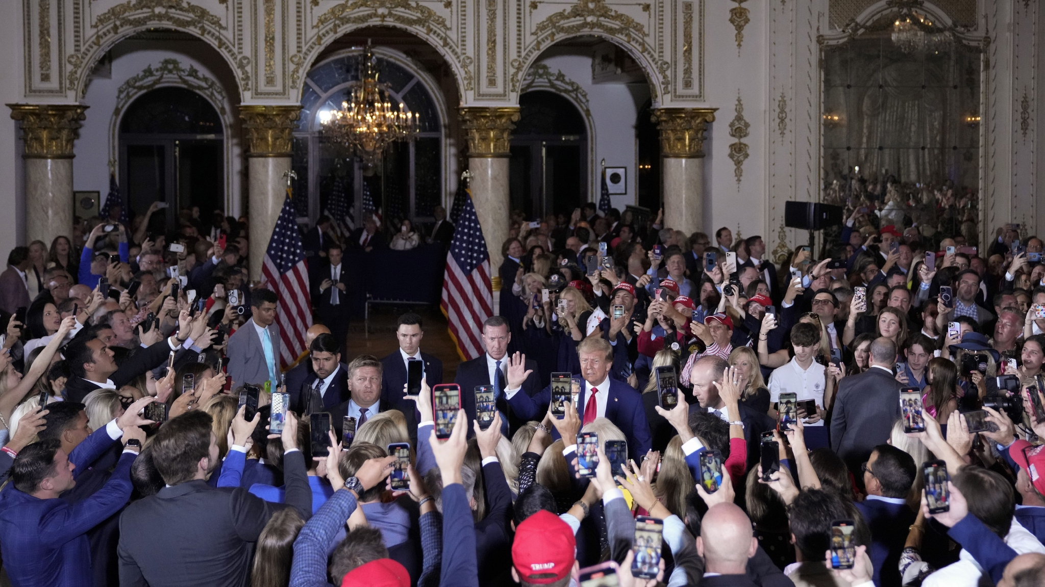 当地时间2023年4月4日，美国佛罗里达州棕榈滩，特朗普在海湖庄园出席集会并发表讲话。图/视觉中国