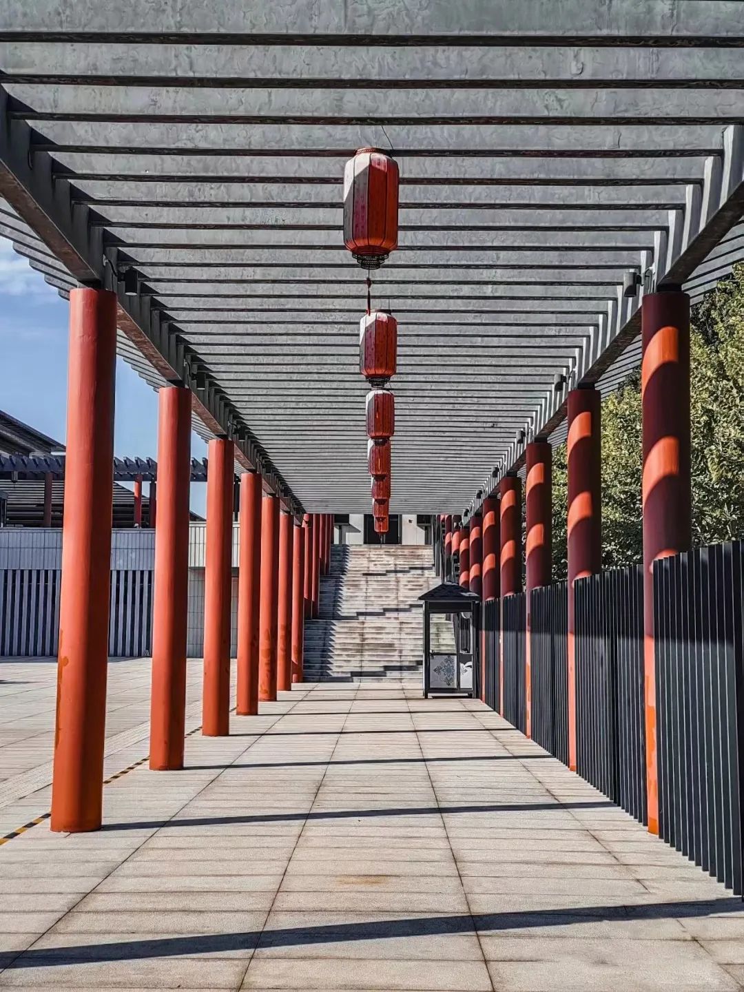 还有南汉唐韵的遗风,砖红色连廊,茂密葱郁的绿树,这里不仅有斗拱,角厥