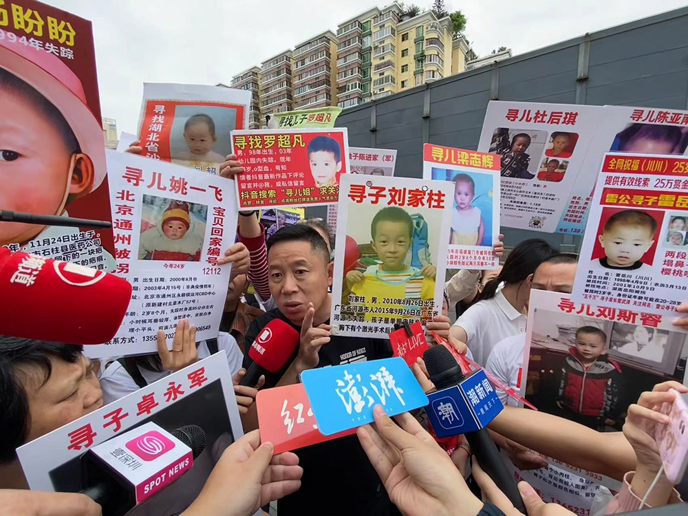 庭审前,孙海洋接受媒体采访。本文图片均为澎湃新闻记者 曹俊杰 图