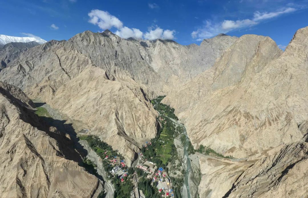 深山中的新疆塔什库尔干塔吉克自治县大同乡政府所在地和周边村庄