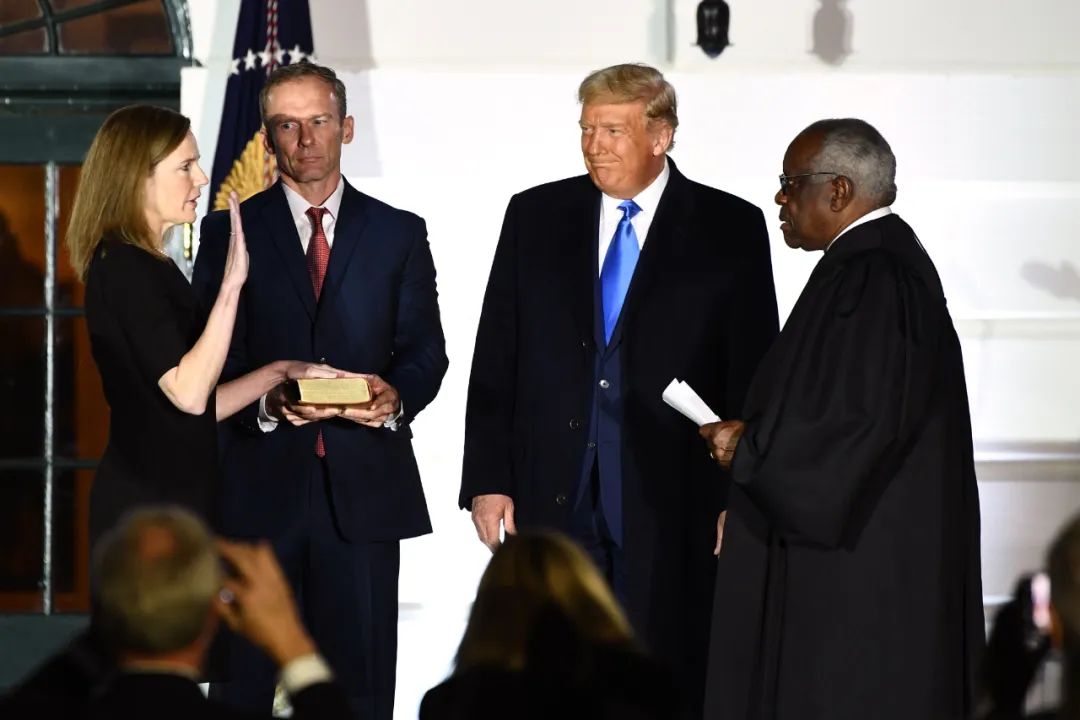 2020年10月，托马斯（右一）与特朗普出席大法官艾米·科尼·巴雷特（左一）的宣誓赴任庆典。图源：好意思媒