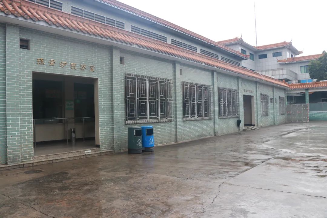 佛山市殡仪馆内人潮涌动,市民肩扛烧猪,手捧鲜花,到祭拜地向先人寄托