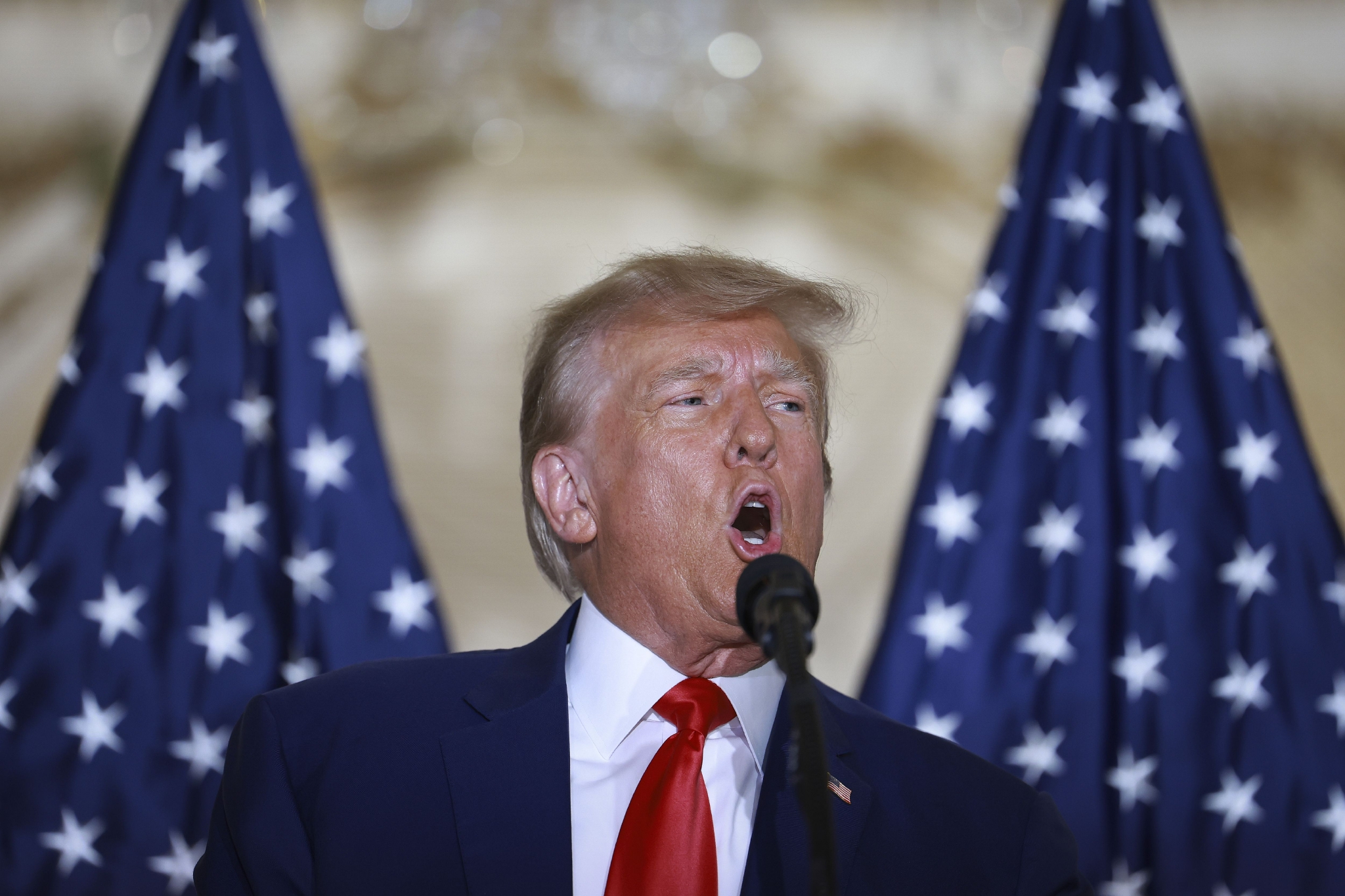 当地时间2023年4月4日，美国佛罗里达州西棕榈滩，美国前总统特朗普在海湖庄园发表讲话。图/视觉中国