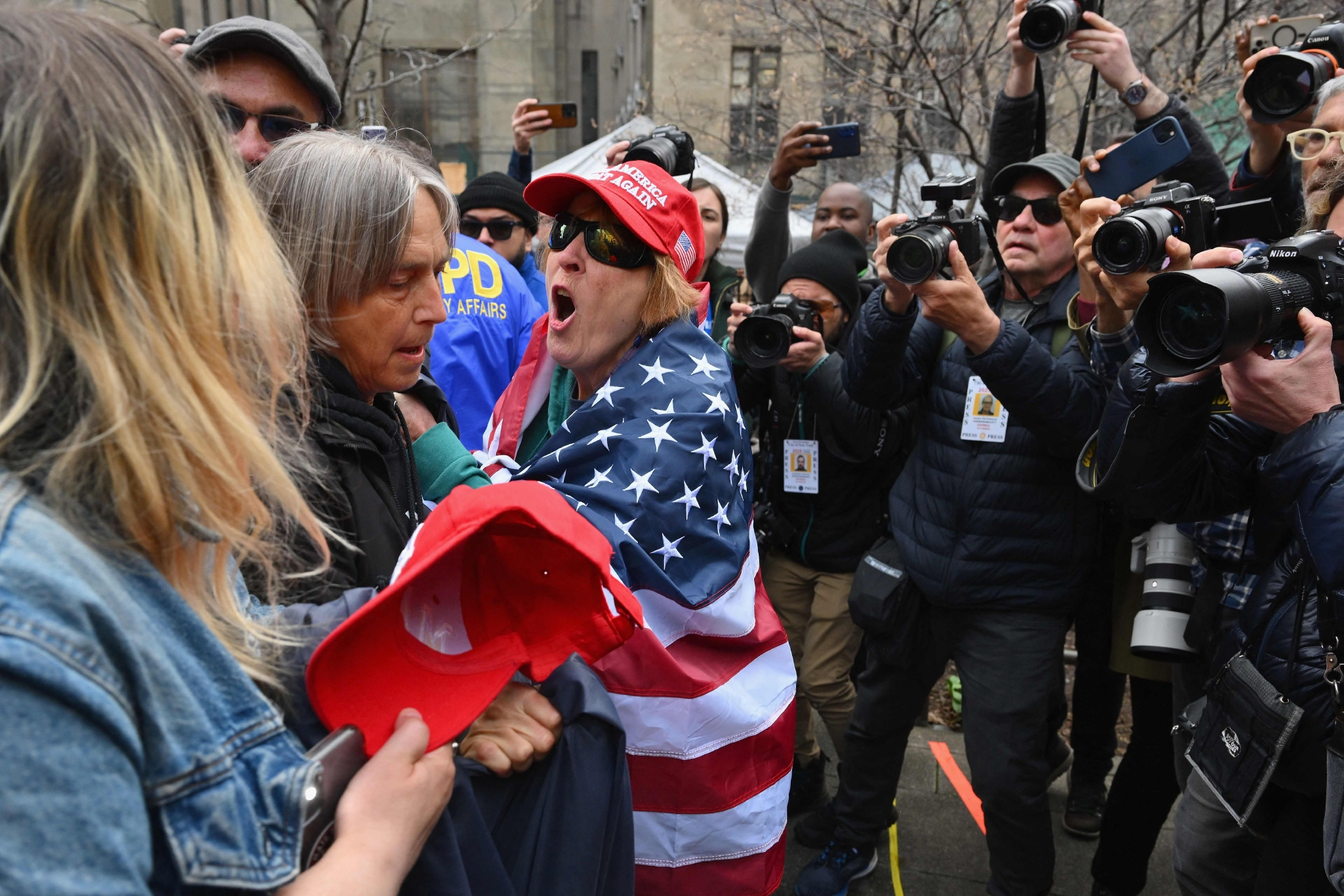 当地时间2023年4月4日，美国纽约，支持和反对特朗普的民众在曼哈顿刑事法院外的抗议活动中对峙。图/视觉中国