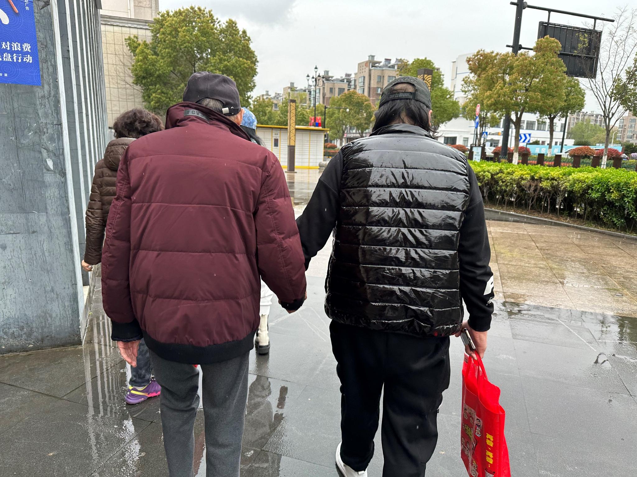 ��һ��ǣ�������ֵ����뿪����