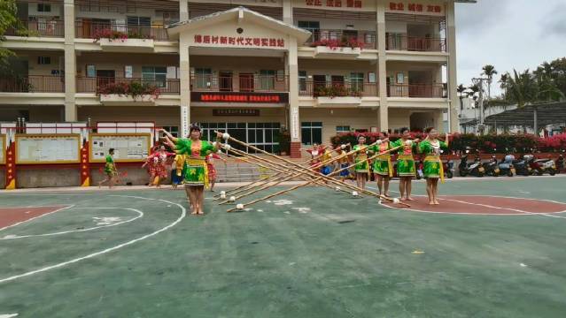 在三亚博后村看到了黎族竹竿舞,竹竿舞互动性很强……|三亚市|海南省|海南|村落|节日_新浪新闻