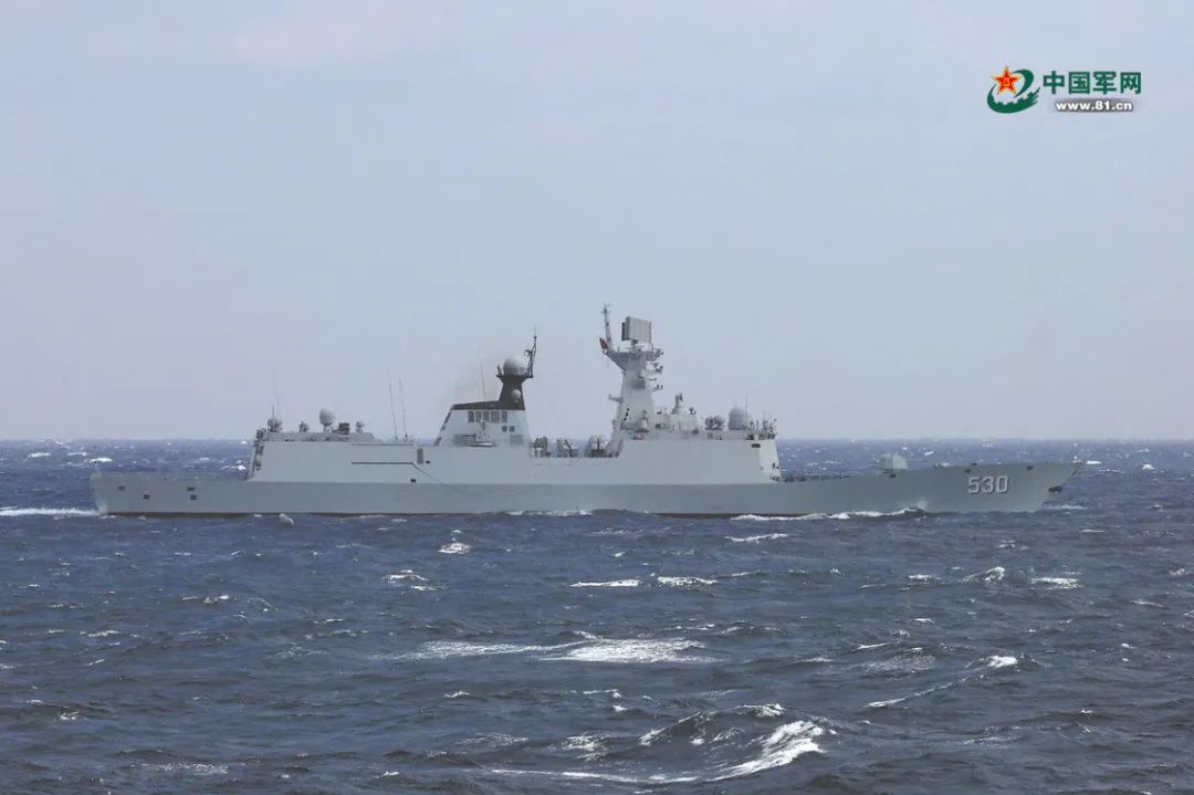 海军徐州舰在台岛以东海域进行战备警巡。王志鹏 摄