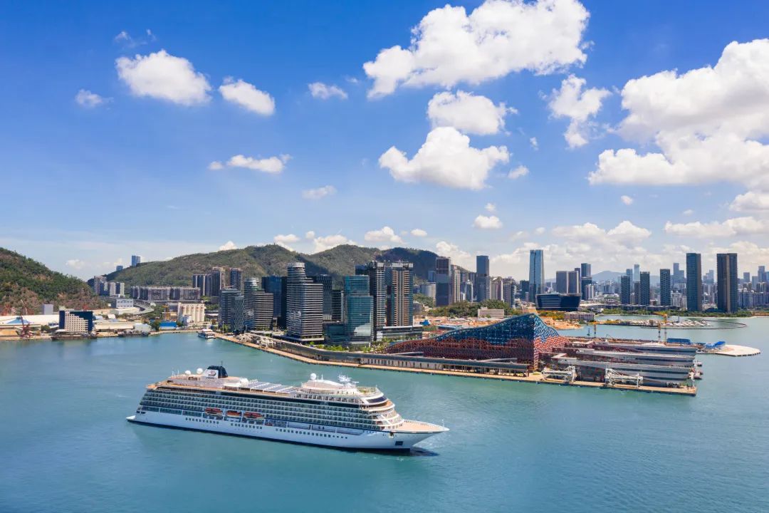 "招商伊敦号"于深圳招商蛇口邮轮母港(图源:招商维京官方账号)