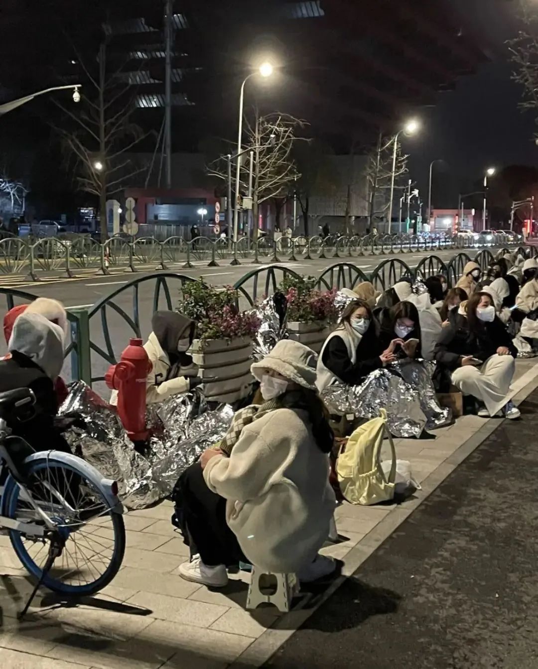 上万人深夜露宿上海街头,颠覆三观:这些人到底怎么了?
