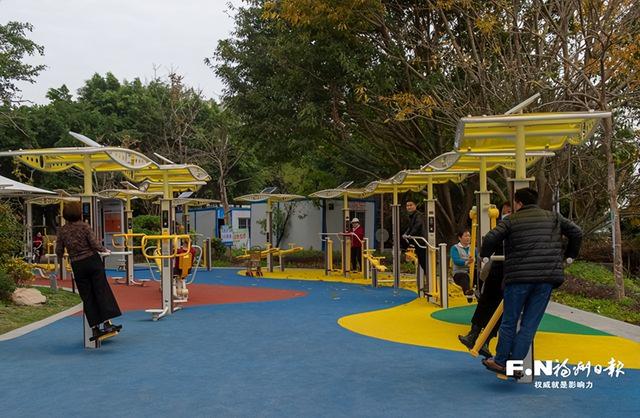 市民在西河智慧体育公园健身.记者 张旭阳 摄