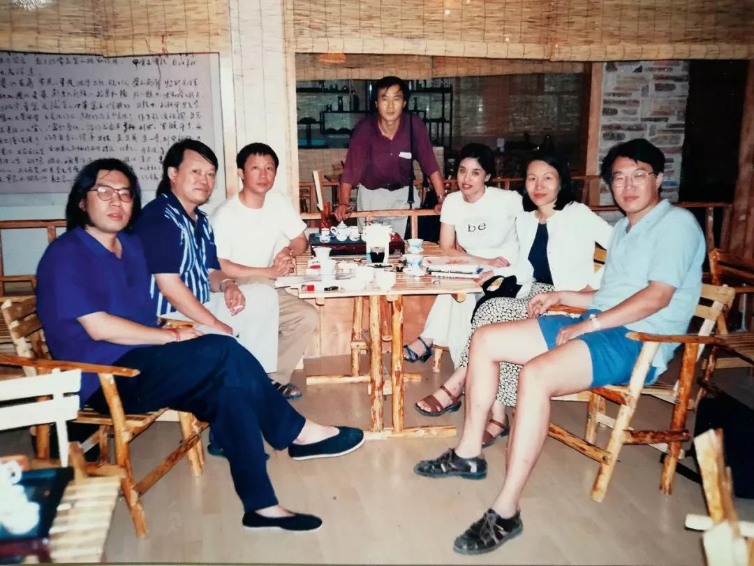 左起：西川、唐曉渡、歐陽江河、王家新、翟永明、 王瑞芸、臧棣，1990年代中期，攝於北京。