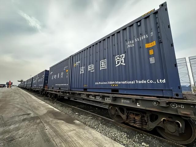 珲春铁路口岸内的集装箱列车.新华社记者 马晓成 摄