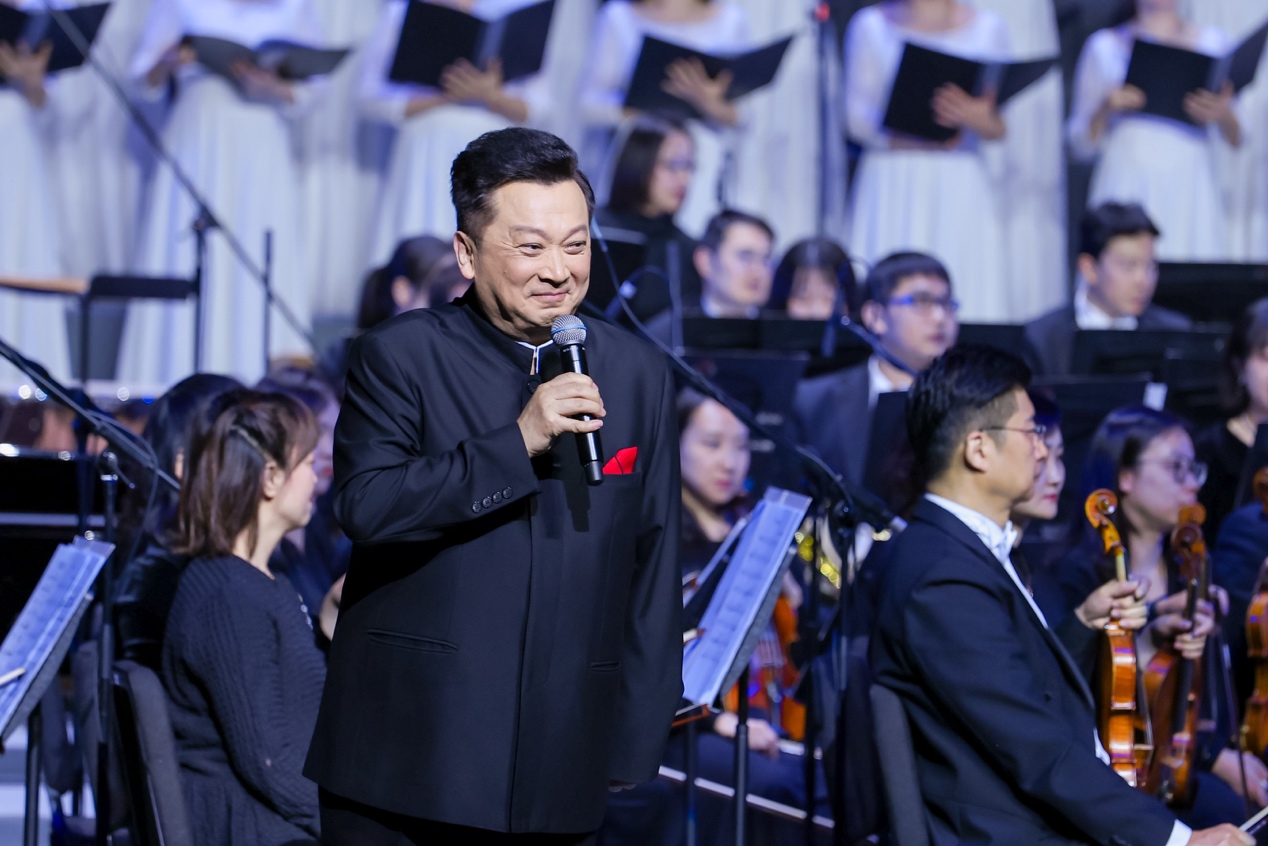 郁钧剑既是音乐会总策划,也身兼主持.