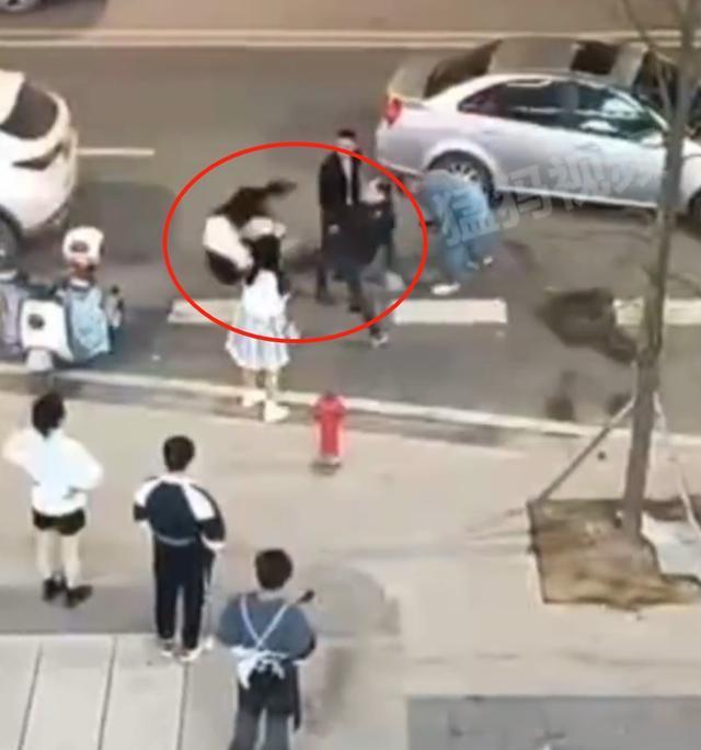 男子当街强吻并猛踹女孩，当地镇政府回应：警方在处理