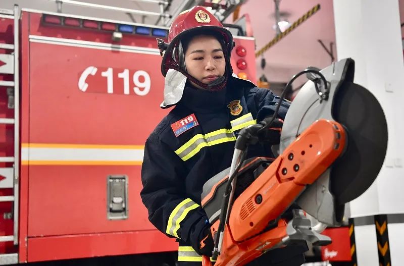 这个姑娘是全上海唯一的女消防员,就在这儿|消防员|上海市_新浪新闻