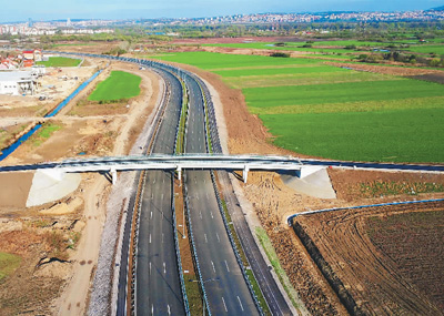 图为贝苏段高速跨线桥.