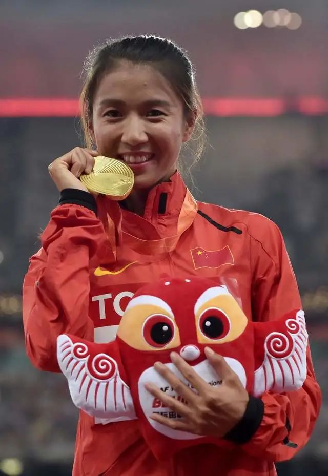 刘虹以1小时28分11秒的成绩获得田径女子20公里竞走冠军