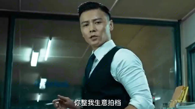 没有人能拒绝穿西装的张晋,更无法拒绝穿西装拍打戏的张晋……_新浪新闻