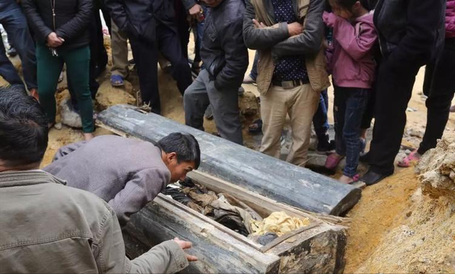 网友:我们韶关以前土葬也是这样,人死埋五一一六年(男双女单)等肉尸化