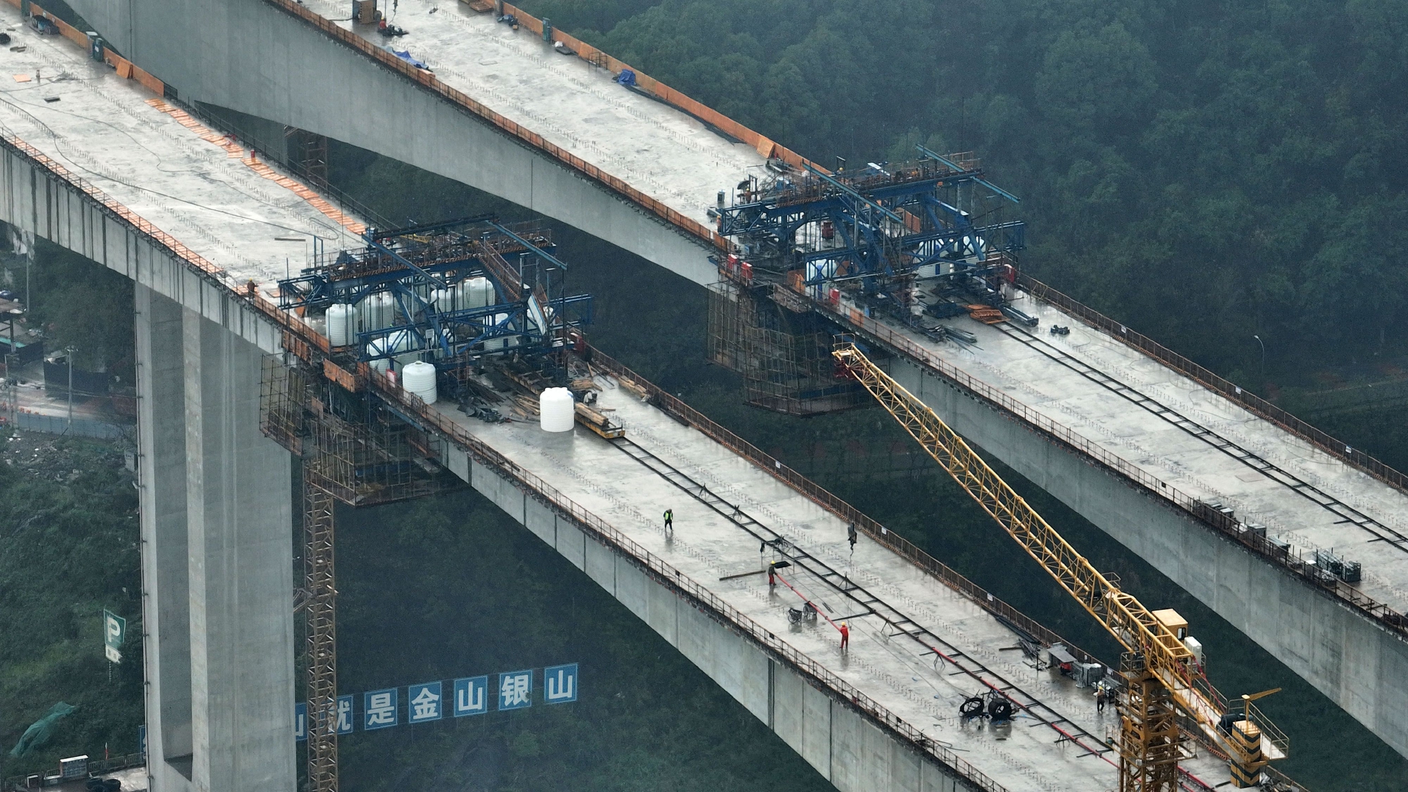 主跨达235米 国内在建最大跨径连续刚构桥单幅合龙
