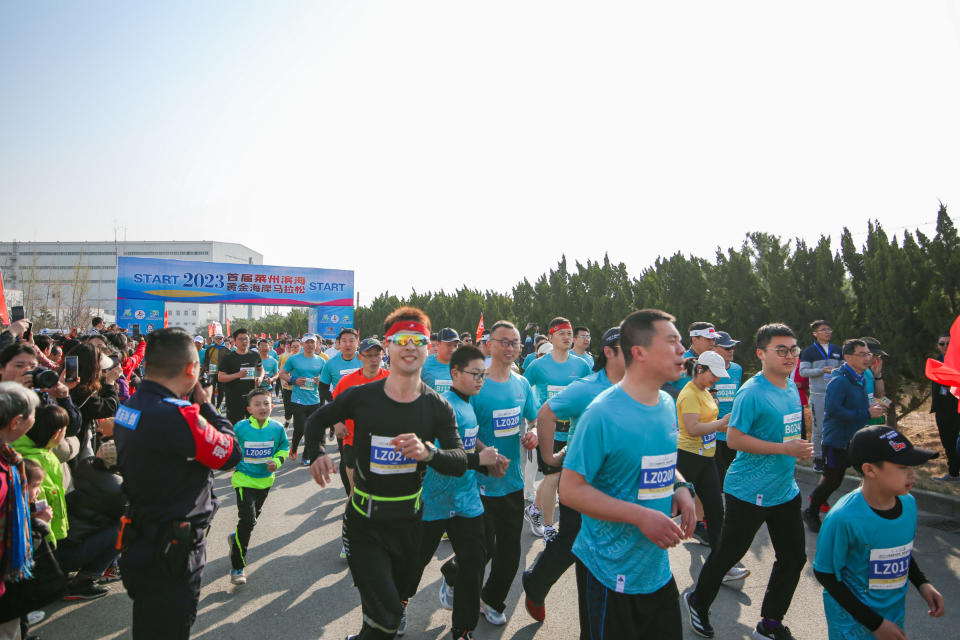 山东莱州▏首届莱州滨海黄金海岸马拉松打响第一枪