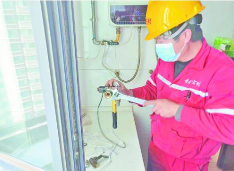 西宁中油燃气有限责任公司施工人员更换居民户内燃气设备。