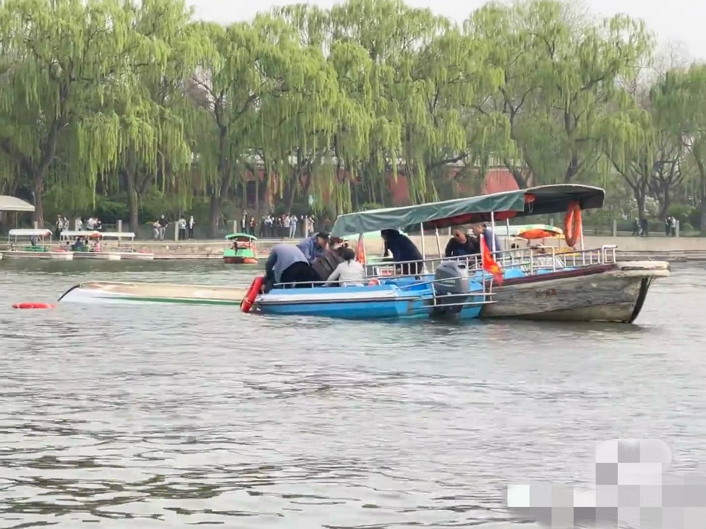 北海公园一游船被撞翻,三人落水后被救起
