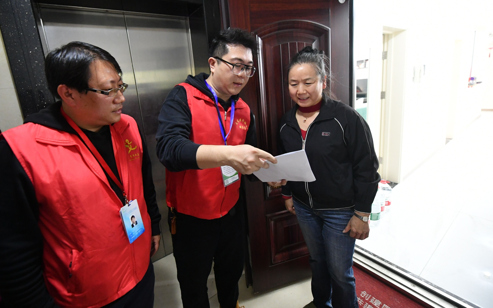 在社区工作人员的陪同下,调查员来到一户居民家中进行面访调查.