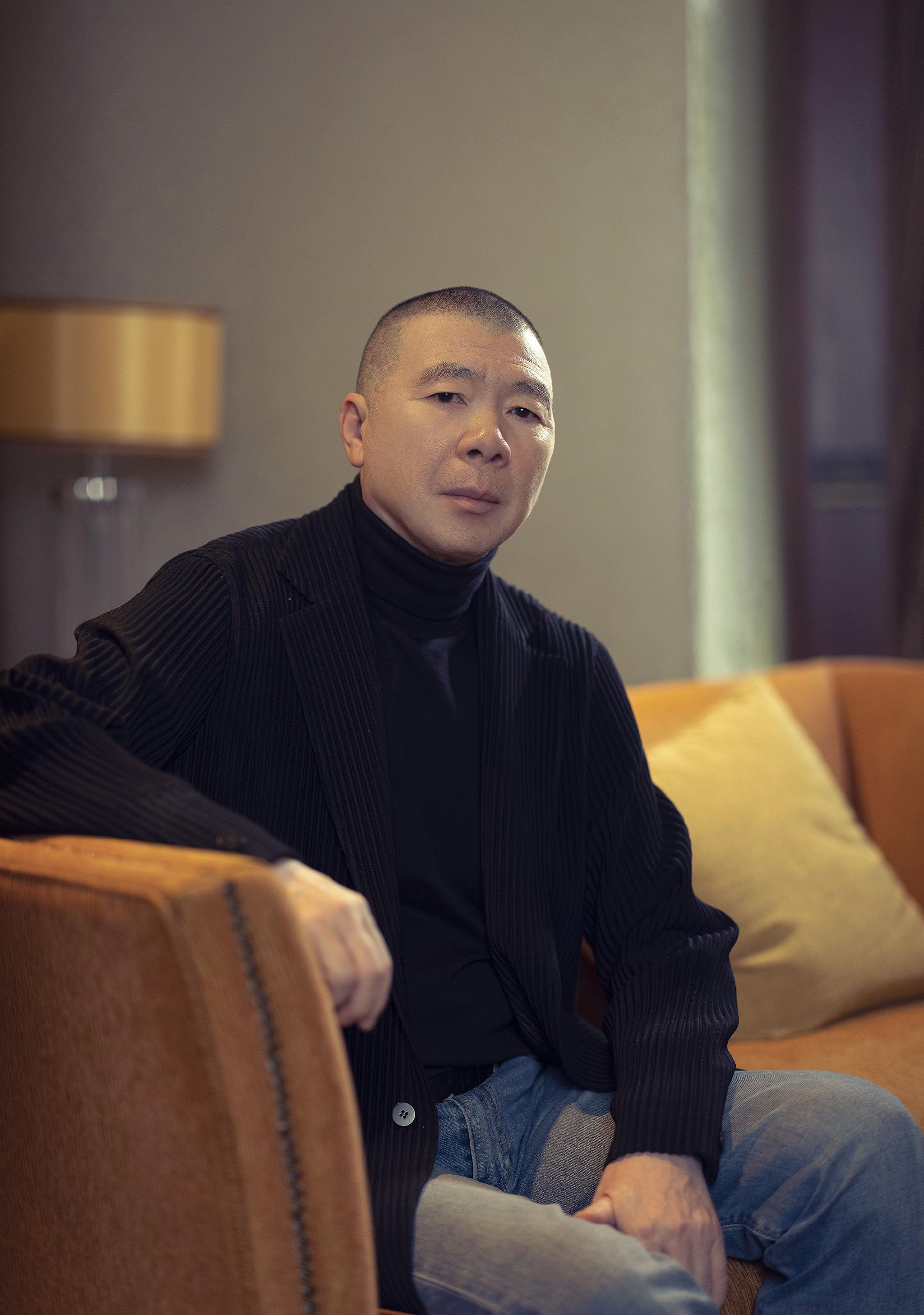 冯小刚世间纷扰我已适应丨人物