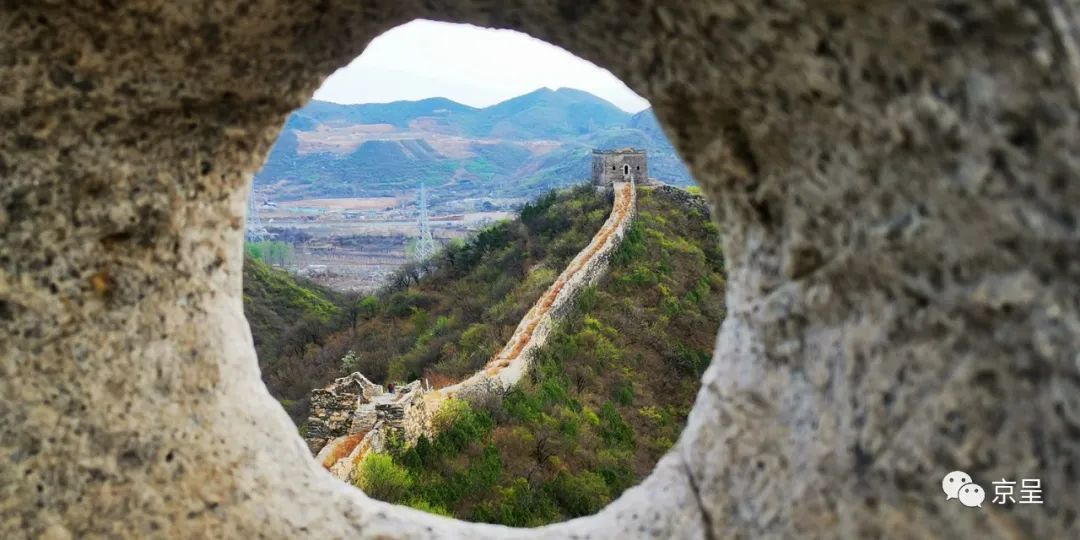怀柔河防口长城,从敌楼箭窗眺望,群山染绿,雄伟长城如同俯卧在一张绿