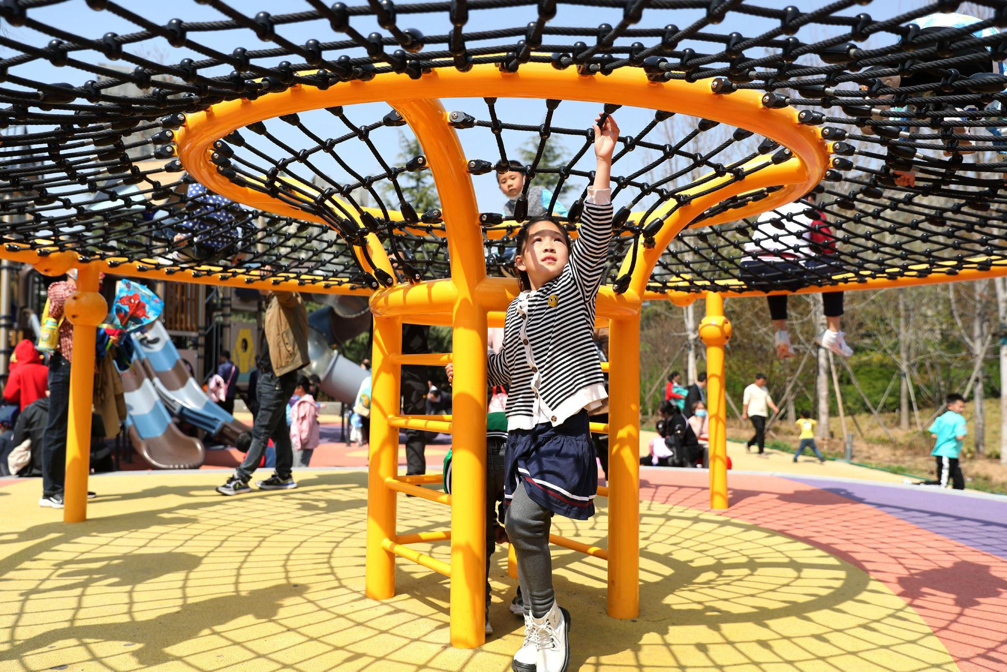 4月9日,小朋友在青岛市即墨区"口袋公园"里玩耍.张进刚 摄