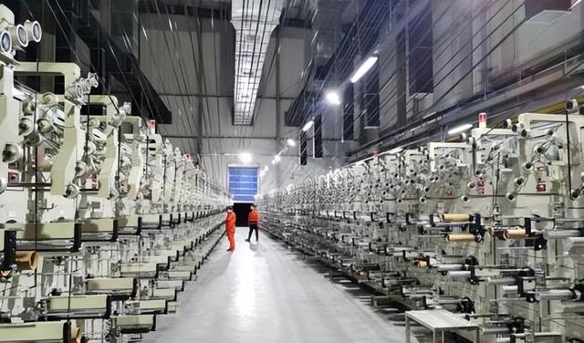 4月9日，在新疆隆炬新材料有限公司年48K大丝束碳纤维项目生产车间，工人正忙着生产碳纤维产品。记者宋建华摄