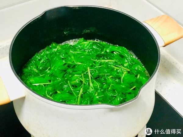 春天的枸杞叶这样做,实在是太美味了,营养又好吃,抓紧做起来