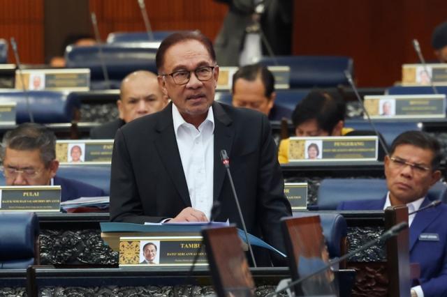 马来西亚总理安瓦尔4月4日在议会回答议员提问，谈到“亚洲货币基金组织”。图自《马来邮报》
