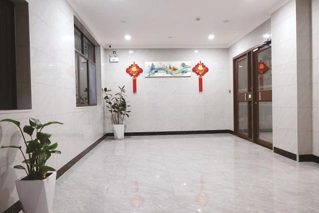 图为改造后的湘绣社区筑梦园小区7栋入户大厅.文雅丽 摄
