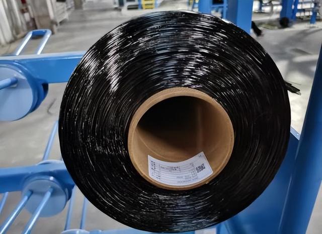 4月9日，在新疆隆炬新材料有限公司48K大丝束碳纤维项目生产车间，机器正在生产碳纤维产品。记者宋建华摄