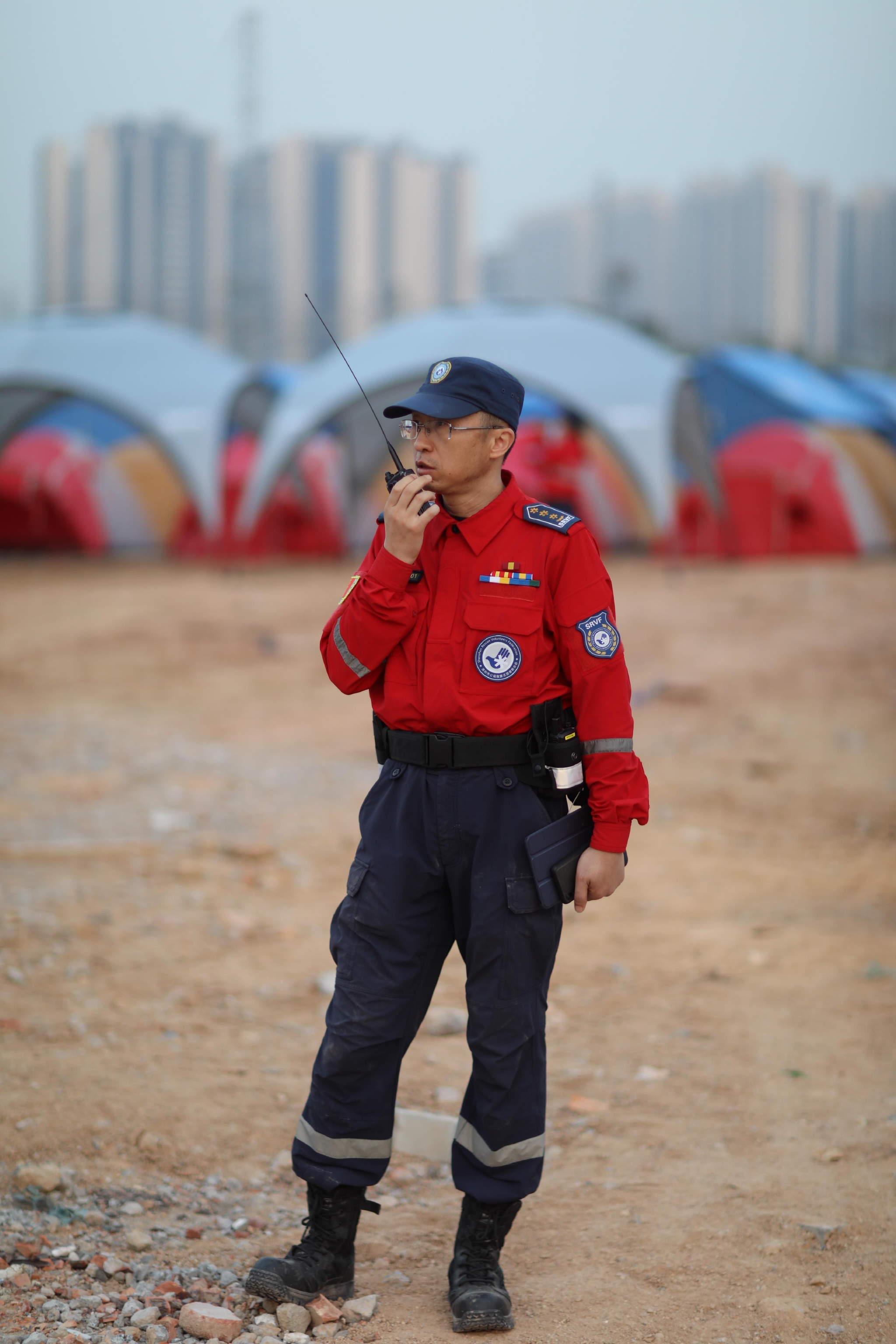 广东好人丨"逆行英雄"石欣:投身应急救援20年,为救人险跌下悬崖|救援