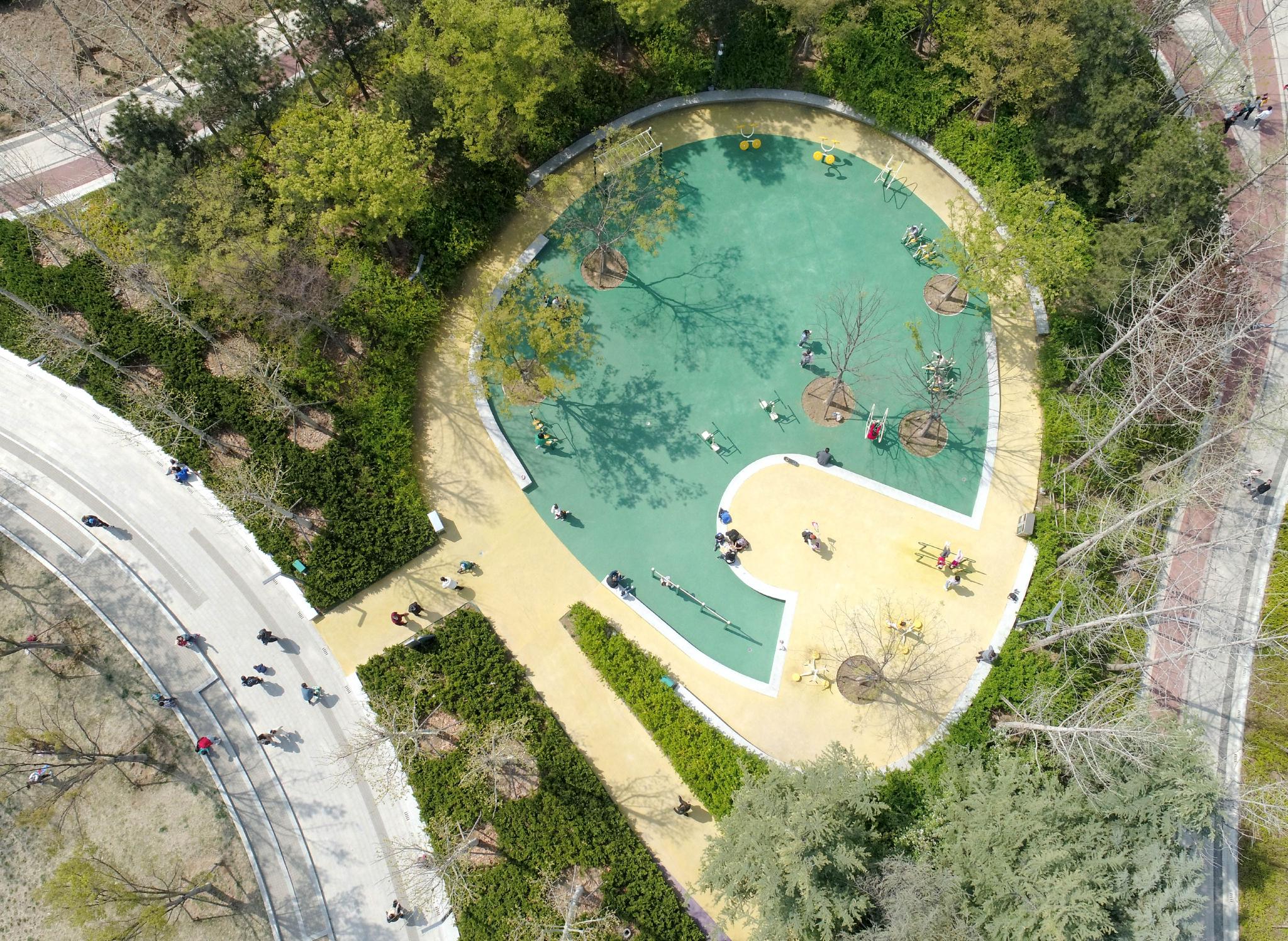 4月9日,市民在青岛市即墨区"口袋公园"里游玩,健身.张进刚 摄