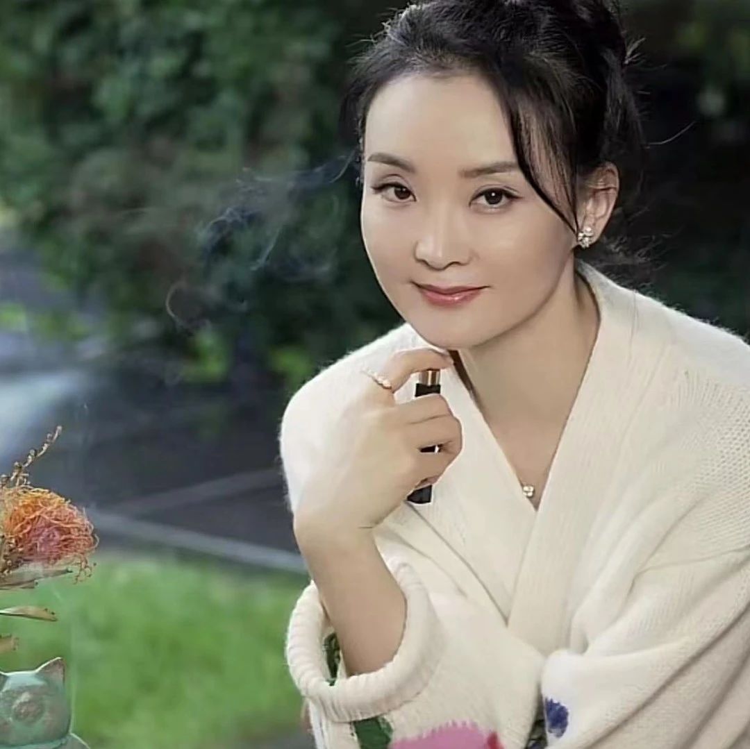 王艳复出赚钱不易,近照白头发很显眼,老公王志才债务风波后消失|王艳|王志才|白头发_新浪新闻