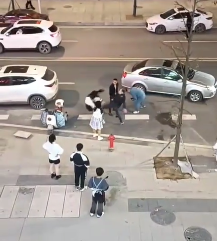 湖南邵阳警方通报男子当街踹倒殴打女子：犯罪嫌疑人已被刑拘休闲区蓝鸢梦想 - Www.slyday.coM