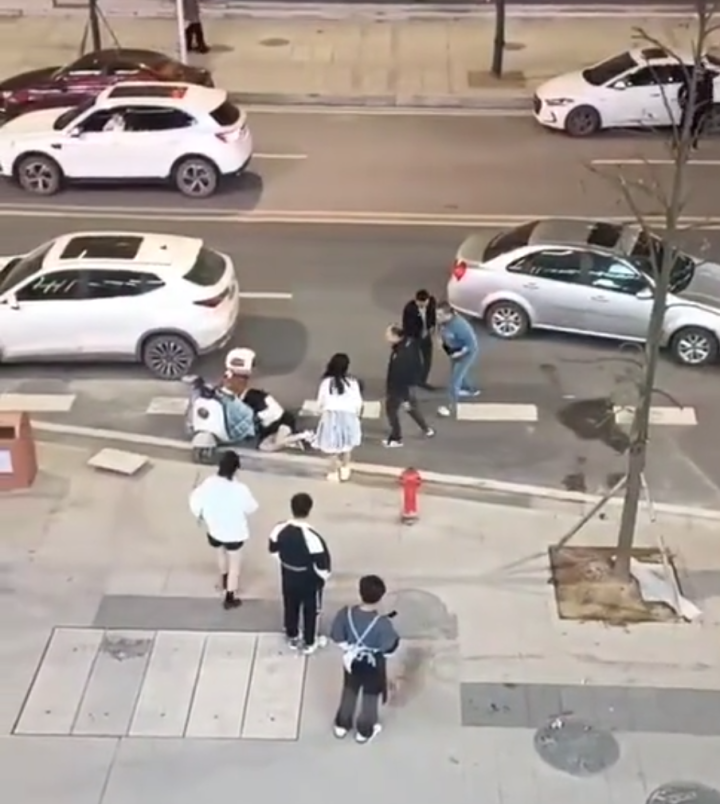 湖南邵阳警方通报男子当街踹倒殴打女子：犯罪嫌疑人已被刑拘休闲区蓝鸢梦想 - Www.slyday.coM