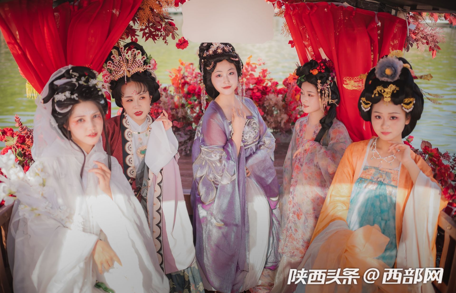 汉服爱好者在曲江池畔合影留念.