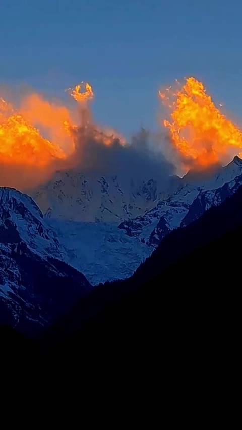 摄影师拍摄到的云南梅里雪山日落时分日照金山绝美景象_手机新浪网