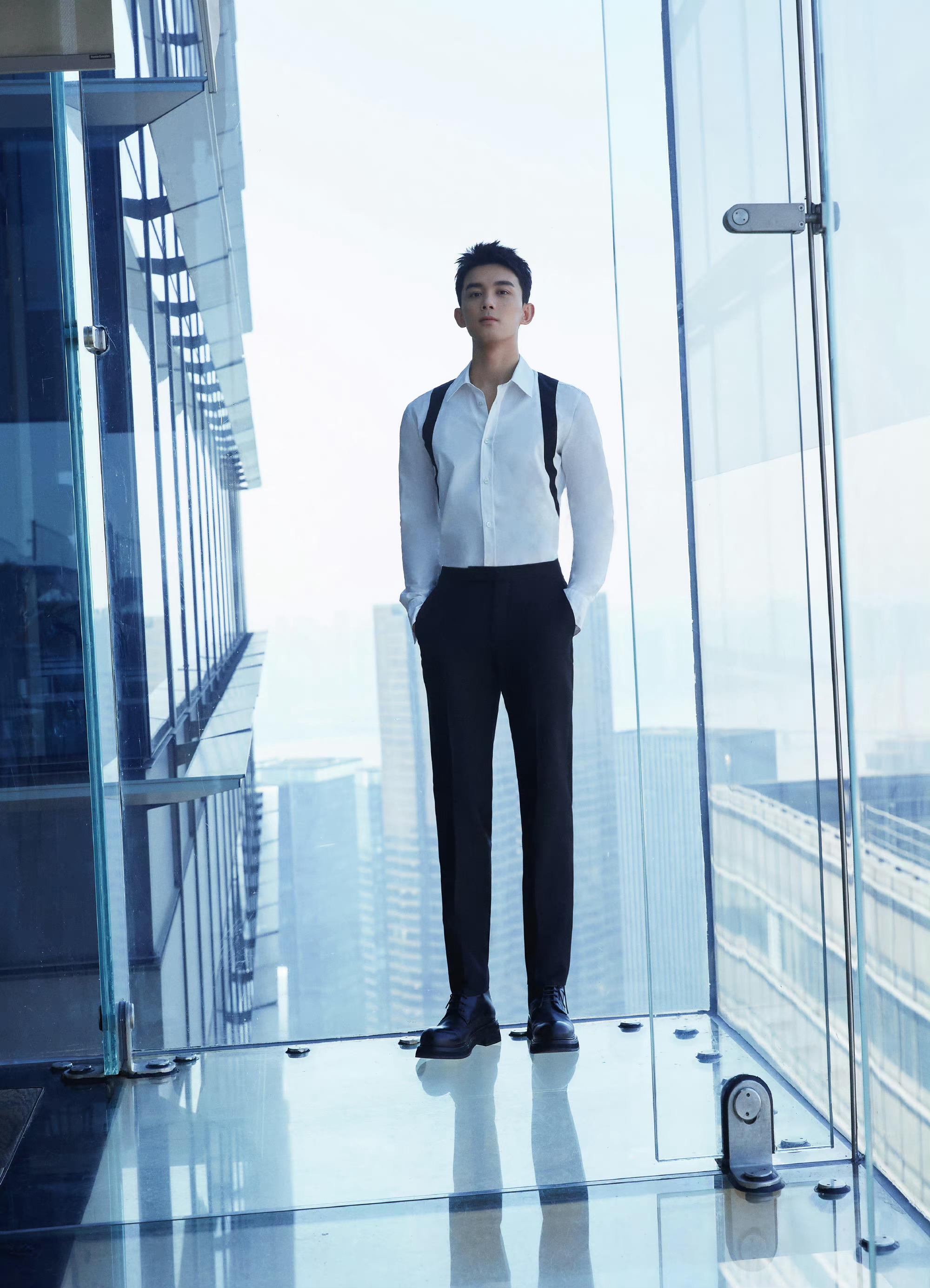 最近吴磊参加活动时,一身西装look直接把身材禁欲感拉满,白色衬衫以及