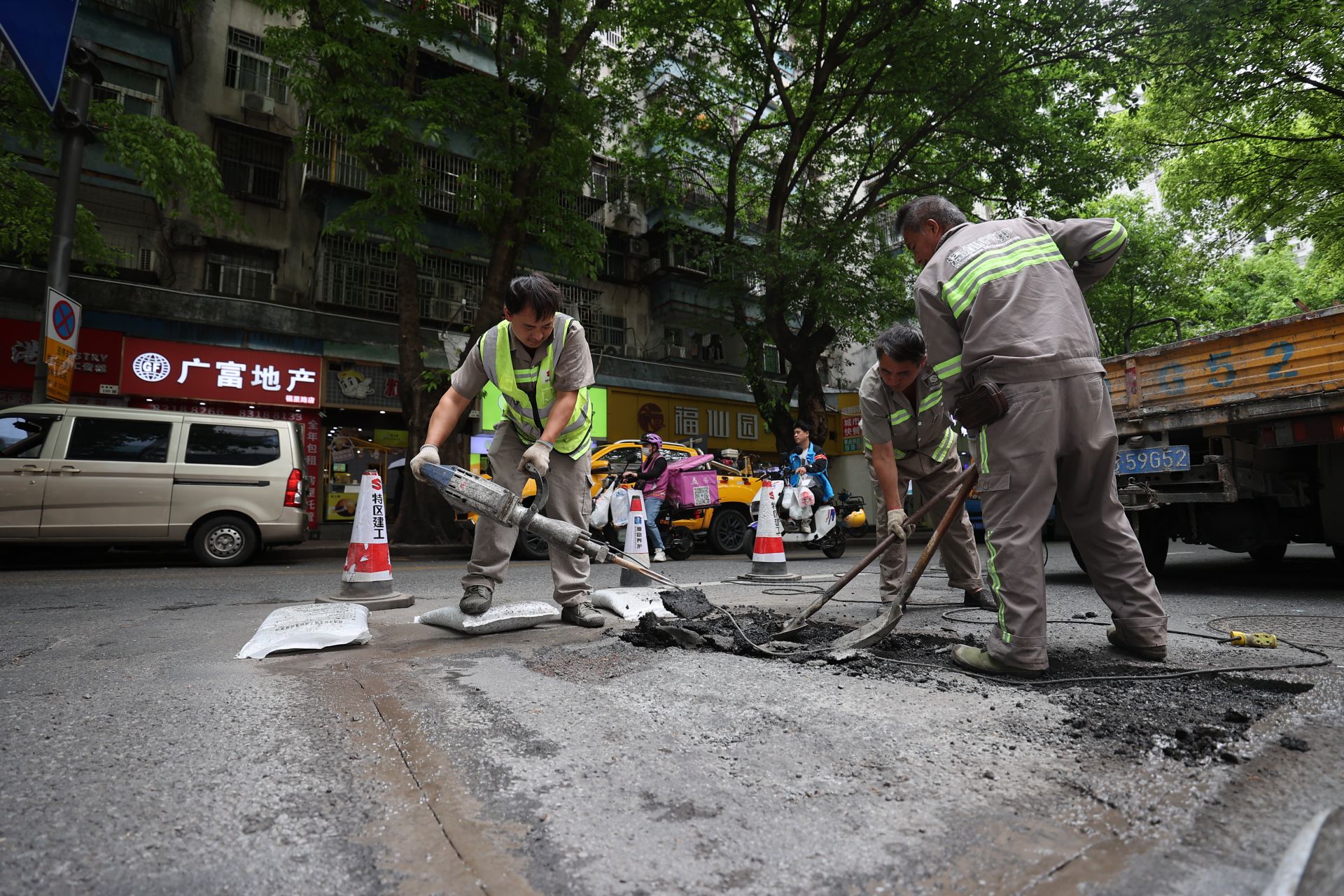 城区老路有点坑交通部门出手整治一小时修补