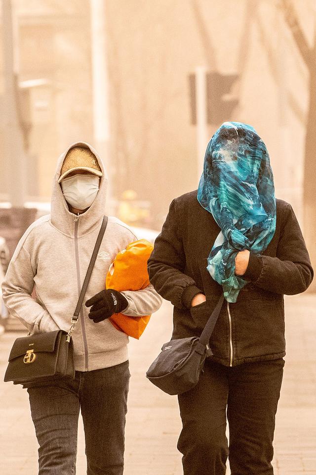 图说沙尘天出行沙子里掺了点空气围巾和口罩是必备